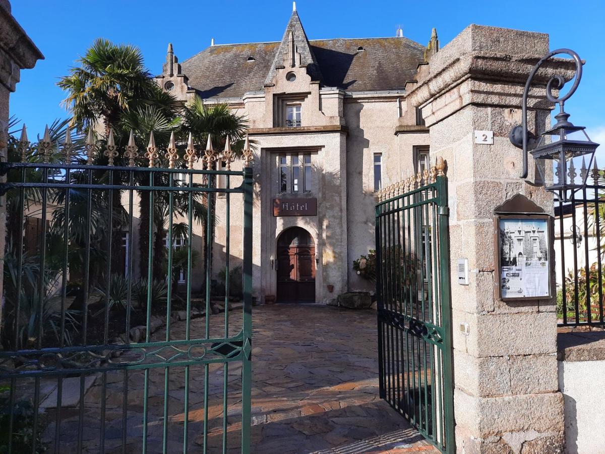 Hotel De La Barbacane Tiffauges Exterior photo