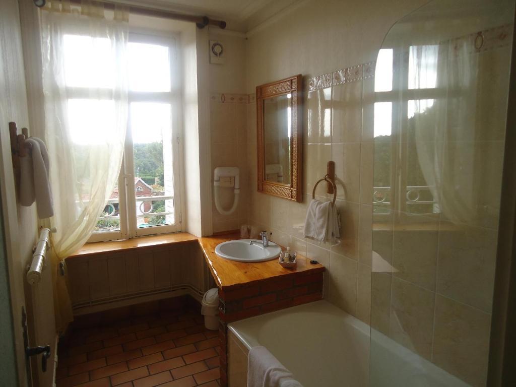 Hotel De La Barbacane Tiffauges Room photo
