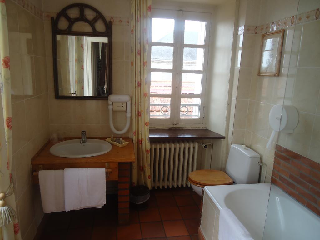 Hotel De La Barbacane Tiffauges Room photo